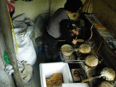 Gần 20 năm gìn giữ nghề làm bánh quế truyền thống cũng là từng ấy thời gian, những chiếc bếp này đỏ lửa.
